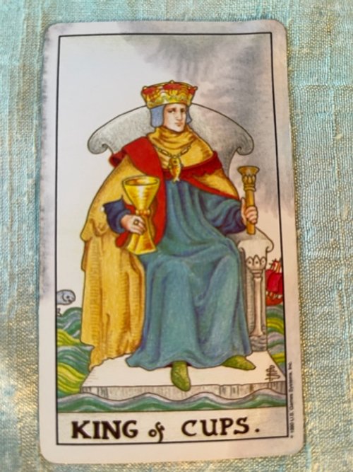 How to read rey de copas tarot in love? Find out what this card means for relationships!